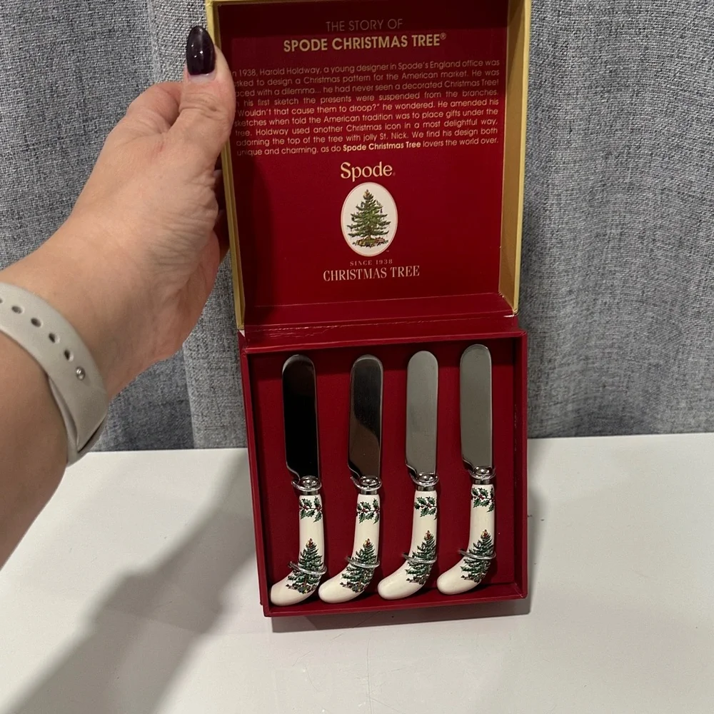 Spode Christmas Tree Spreaders with Green and White Handles. Set of 4. New